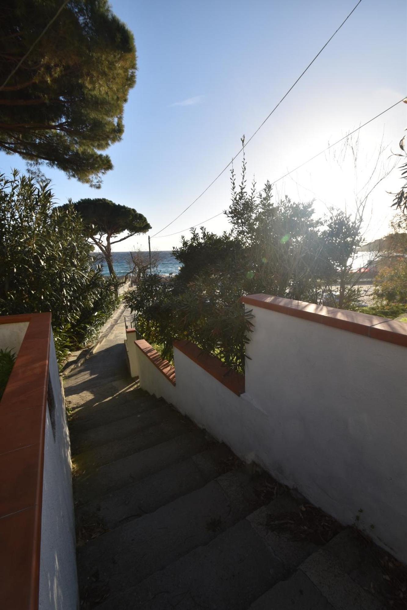 Appartamenti Cavoli - Vista Mare Con Terrazze, Clima E Posti Auto Spiaggia di Cavoli Luaran gambar