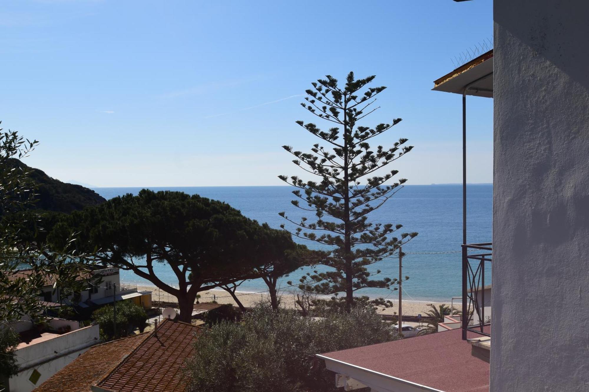 Appartamenti Cavoli - Vista Mare Con Terrazze, Clima E Posti Auto Spiaggia di Cavoli Luaran gambar