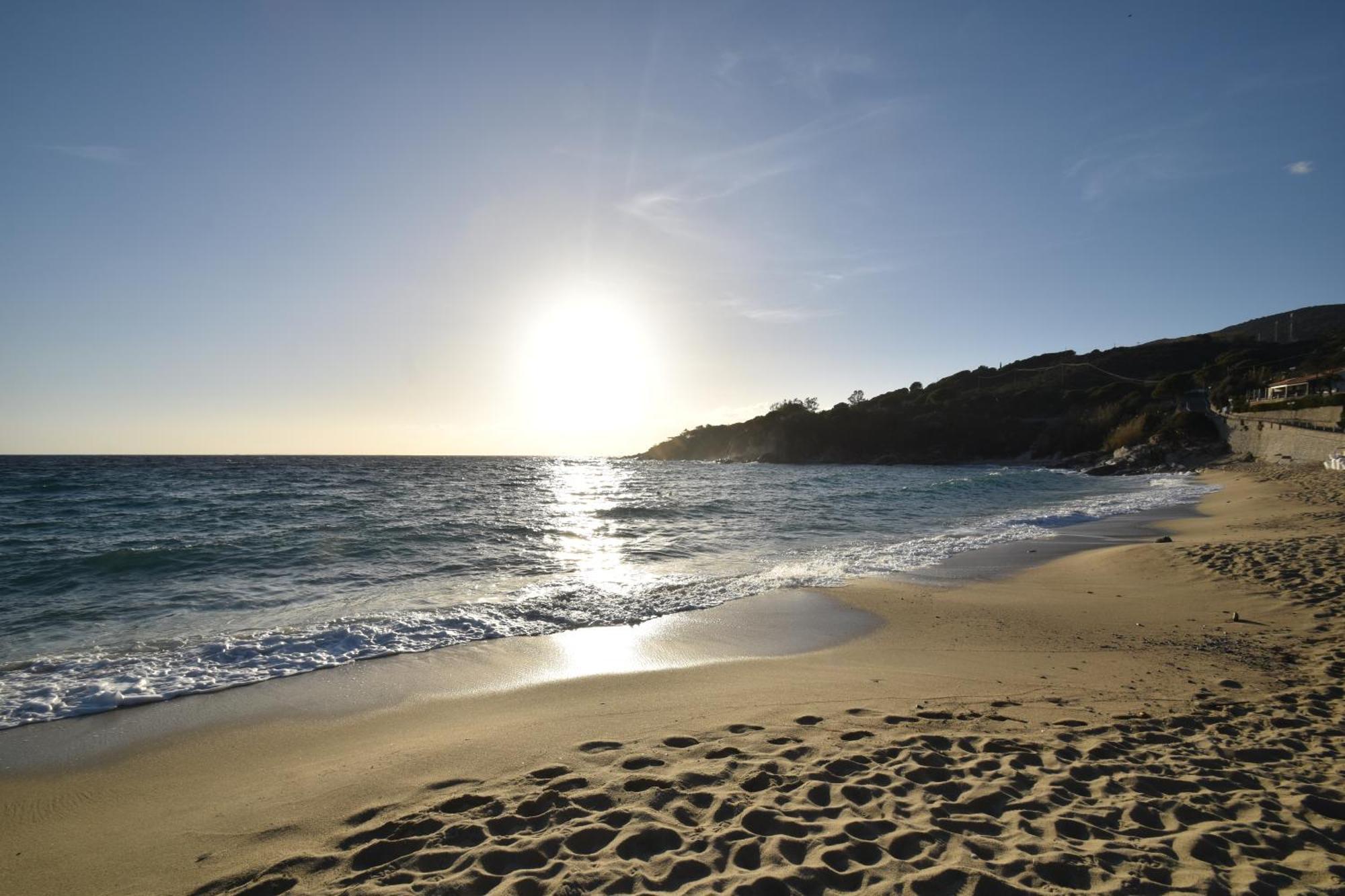 Appartamenti Cavoli - Vista Mare Con Terrazze, Clima E Posti Auto Spiaggia di Cavoli Luaran gambar