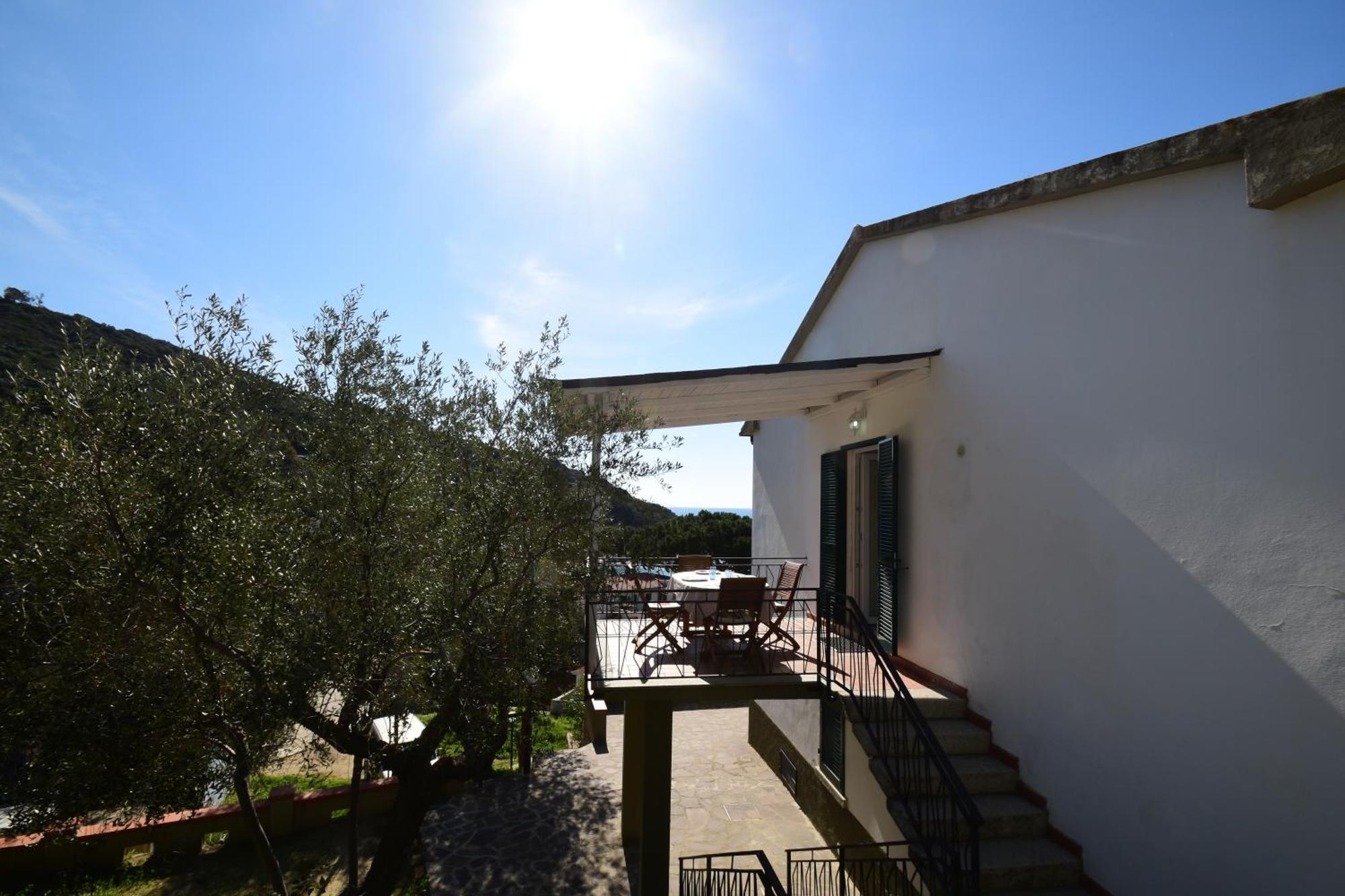 Appartamenti Cavoli - Vista Mare Con Terrazze, Clima E Posti Auto Spiaggia di Cavoli Luaran gambar
