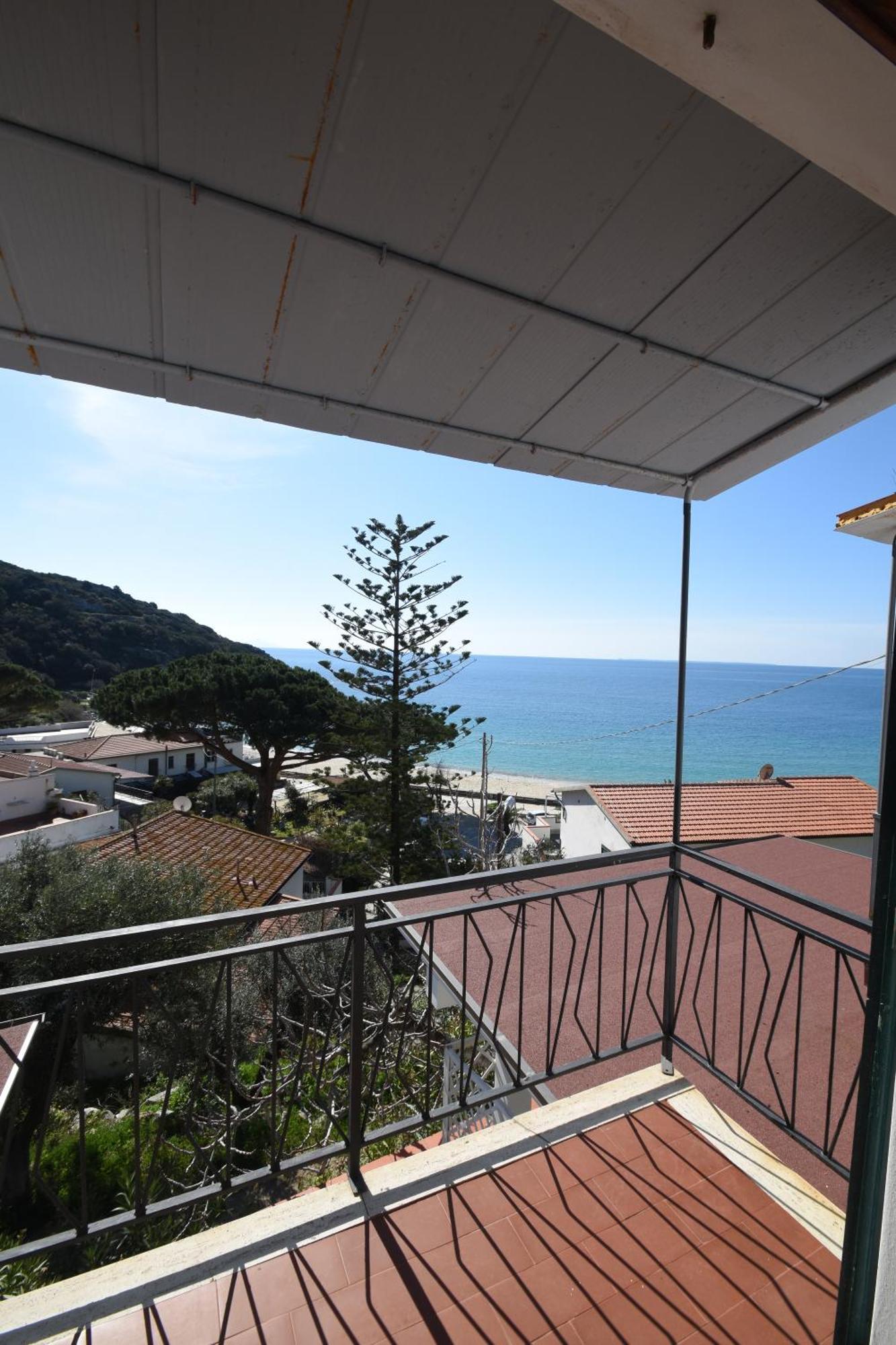 Appartamenti Cavoli - Vista Mare Con Terrazze, Clima E Posti Auto Spiaggia di Cavoli Luaran gambar